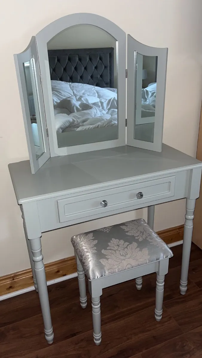 Vanity table - Image 1