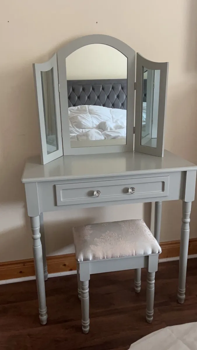 Vanity table - Image 2