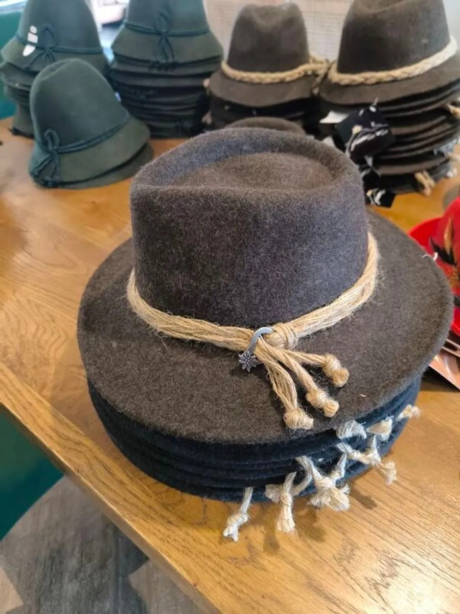 Wool hats job lot, perfect for car boot sale etc - Image 3