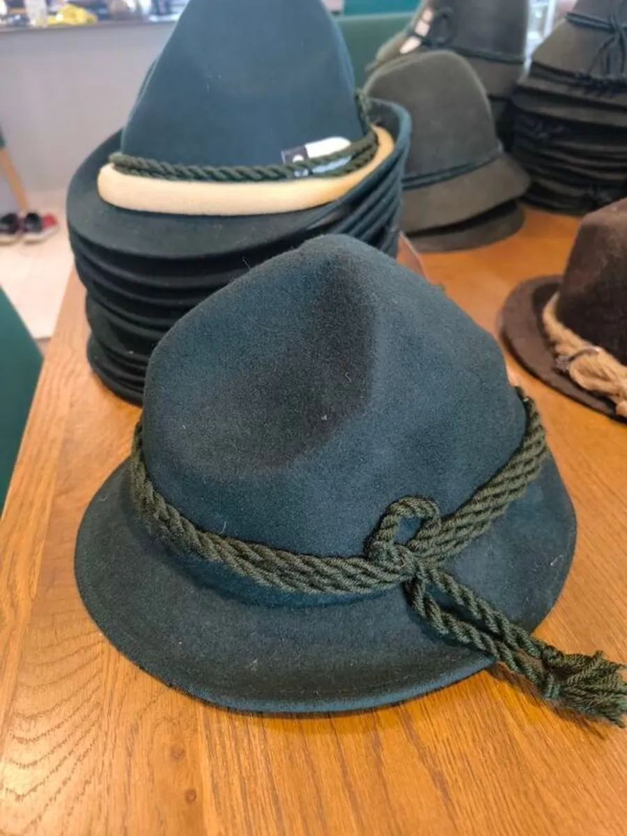 Wool hats job lot, perfect for car boot sale etc - Image 4