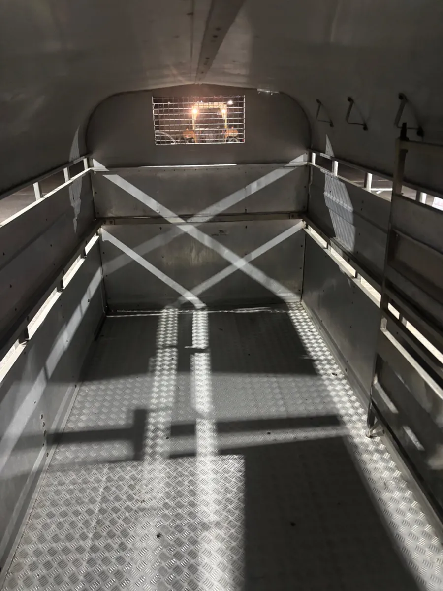 very clean nugent 12ft x 6ft livestock trailer - Image 4