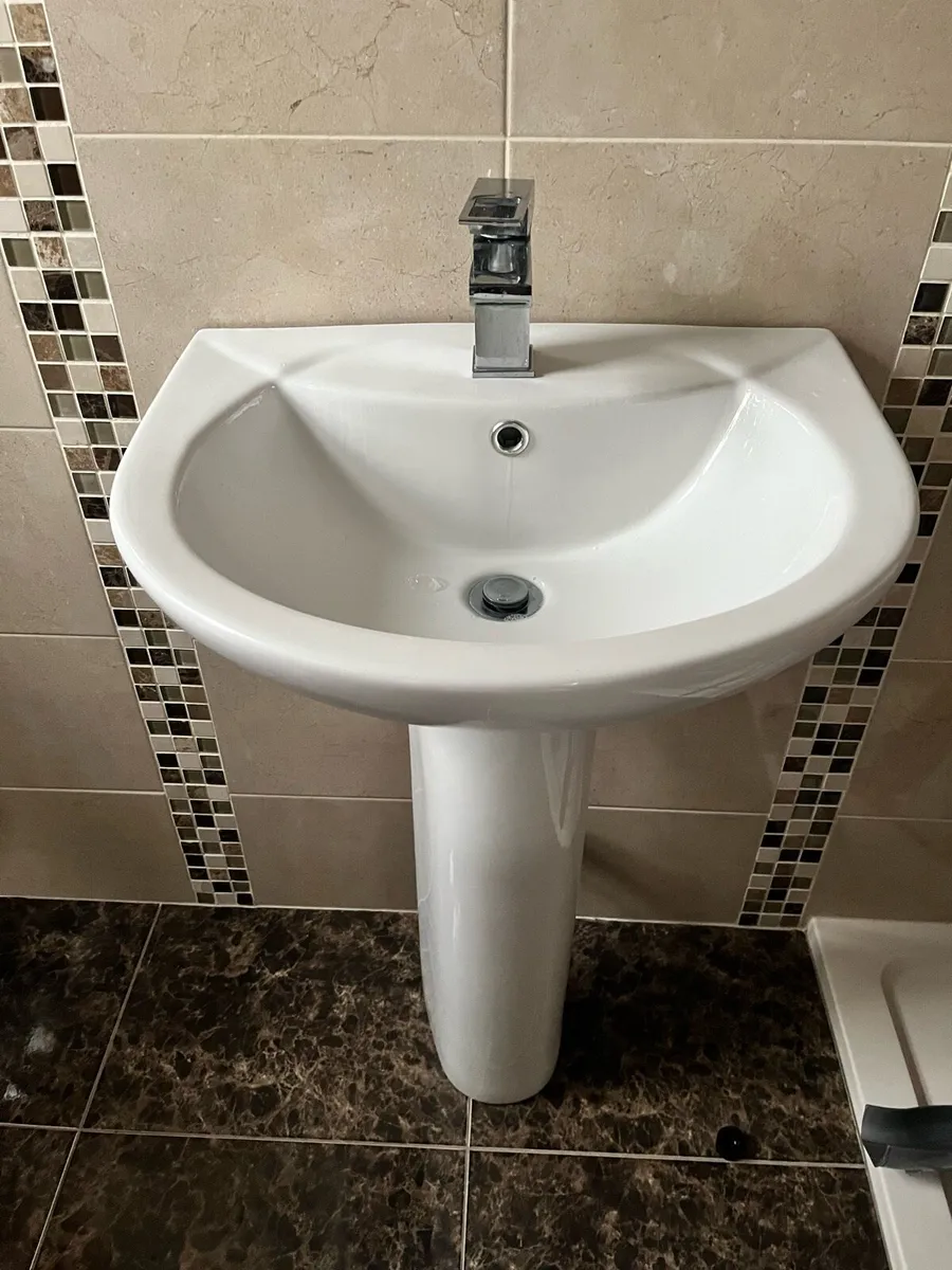Bathroom sink - Image 1