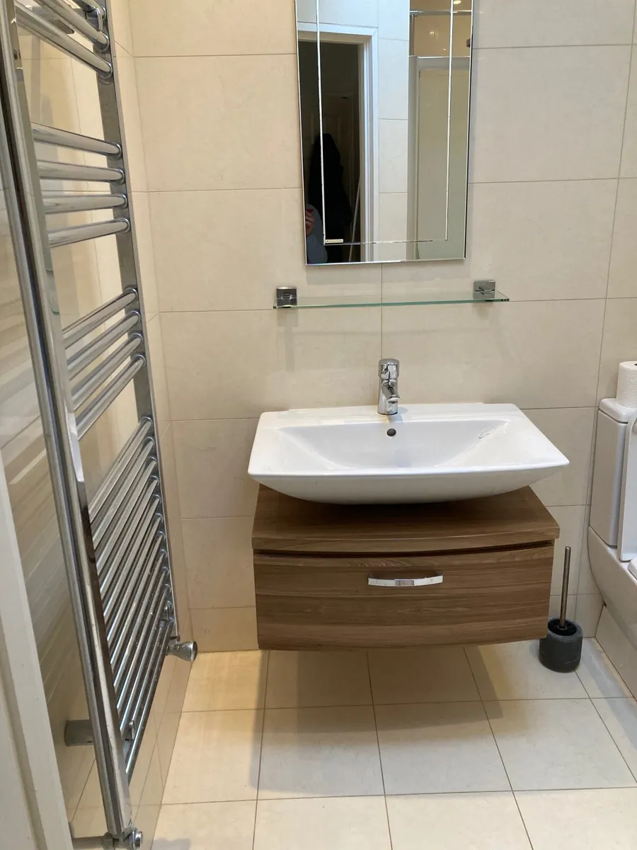 Vanity unit and basin and mixer tap - Image 1
