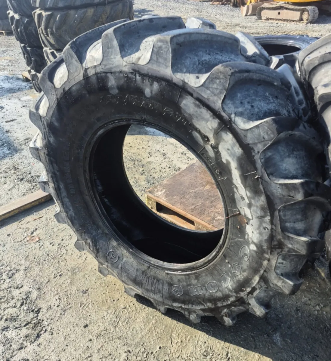 1 x Firestone 420 85 R28 tyre - Image 1