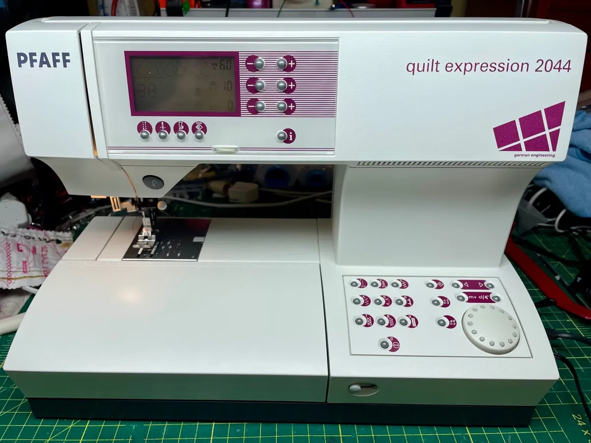 PFAFF Quilt Expression 2044 Sewing Machine - Servi - Image 1