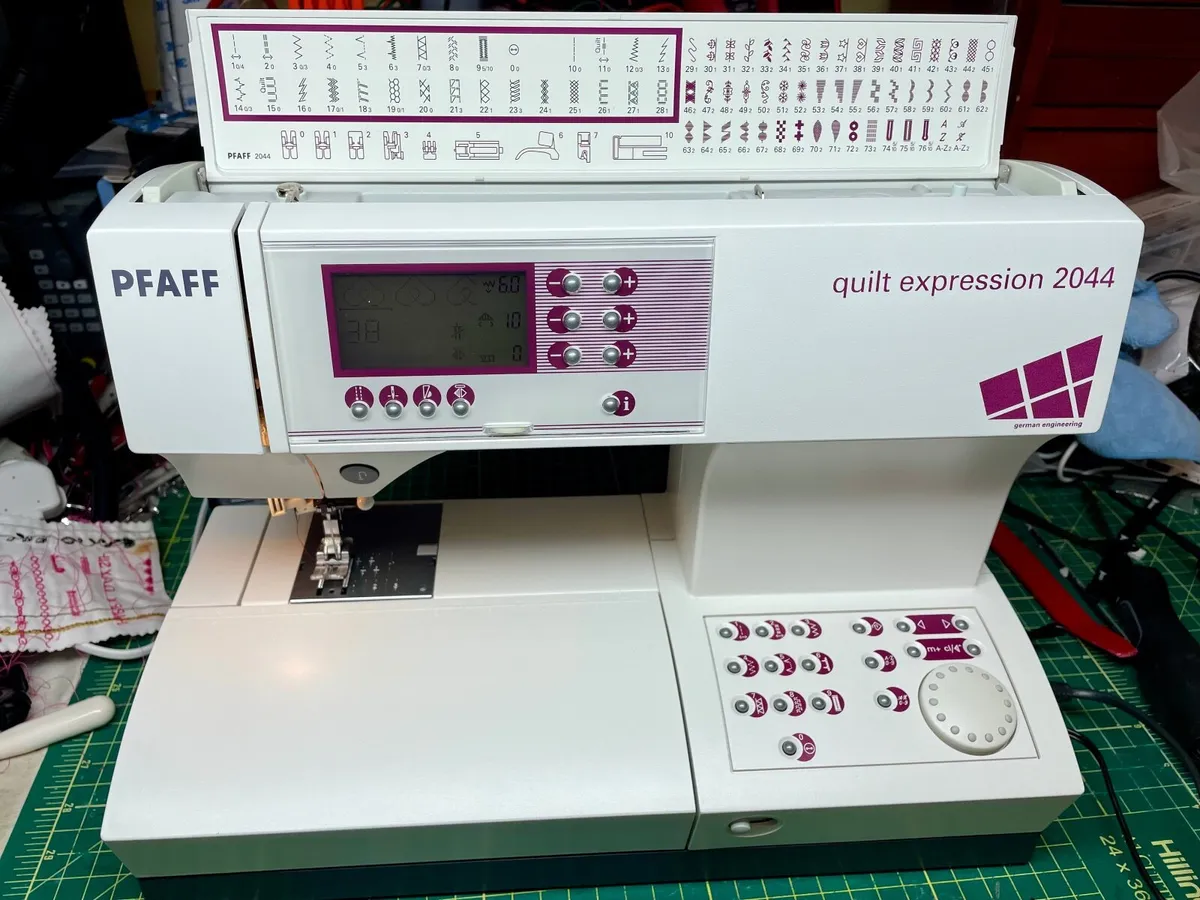 PFAFF Quilt Expression 2044 Sewing Machine - Servi - Image 2