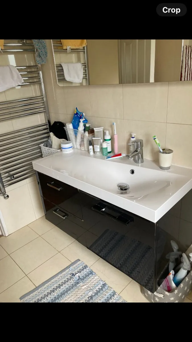 Wash basin and mixer tap - Image 1