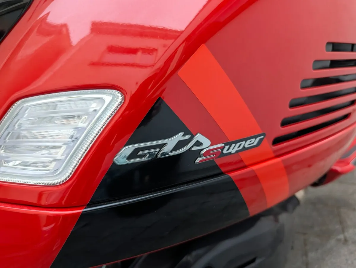 Vespa GTS300 SuperSport 2024 - Image 4