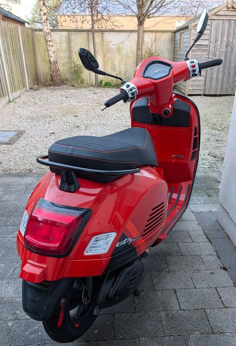 Piaggio Vespa GTS300 SuperSport 2024 - Image 3