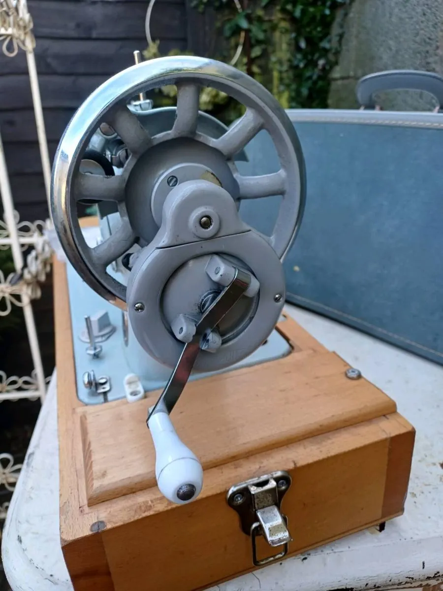 1960s Novum Manual Sewing Machine - Image 4