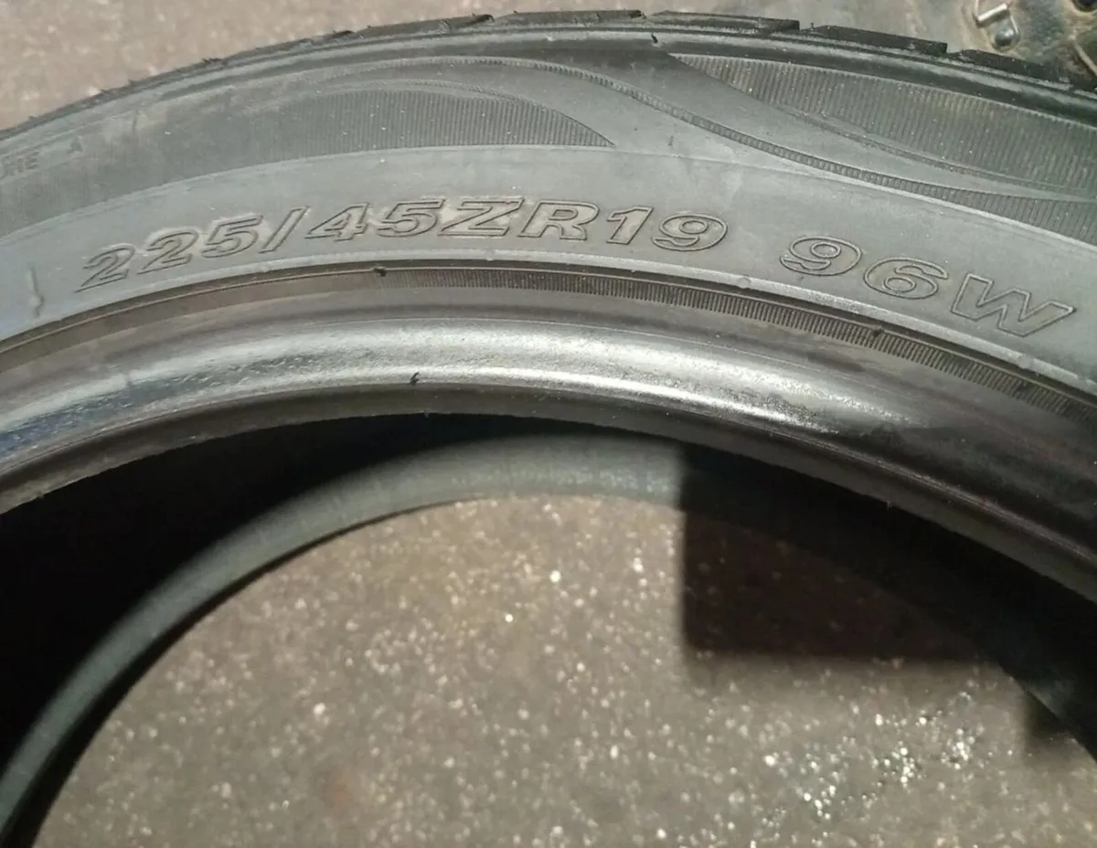 Nexen 225/45 ZR19 tyres (19" tyres) - Image 2