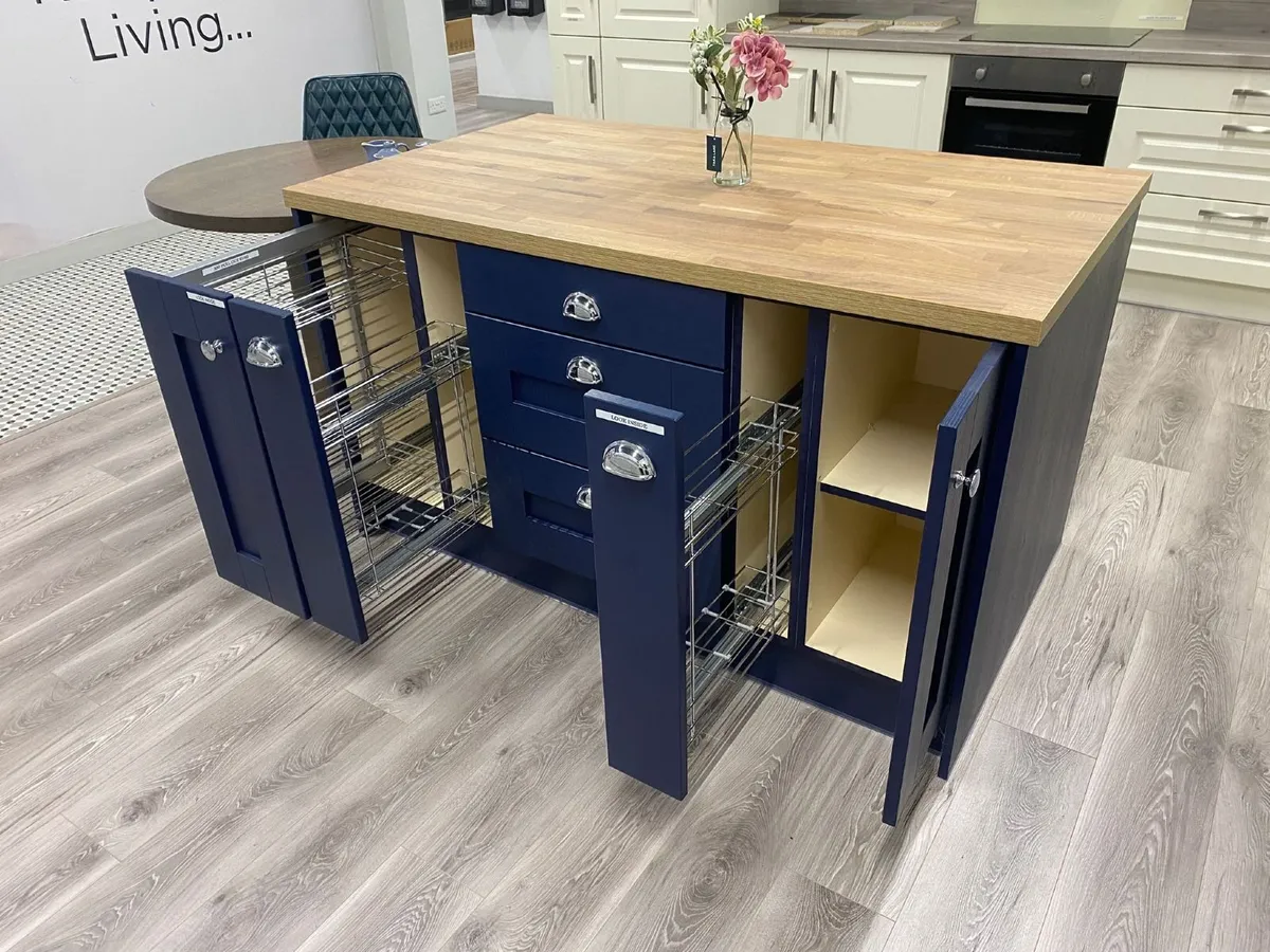 KITCHEN ISLAND - Image 2