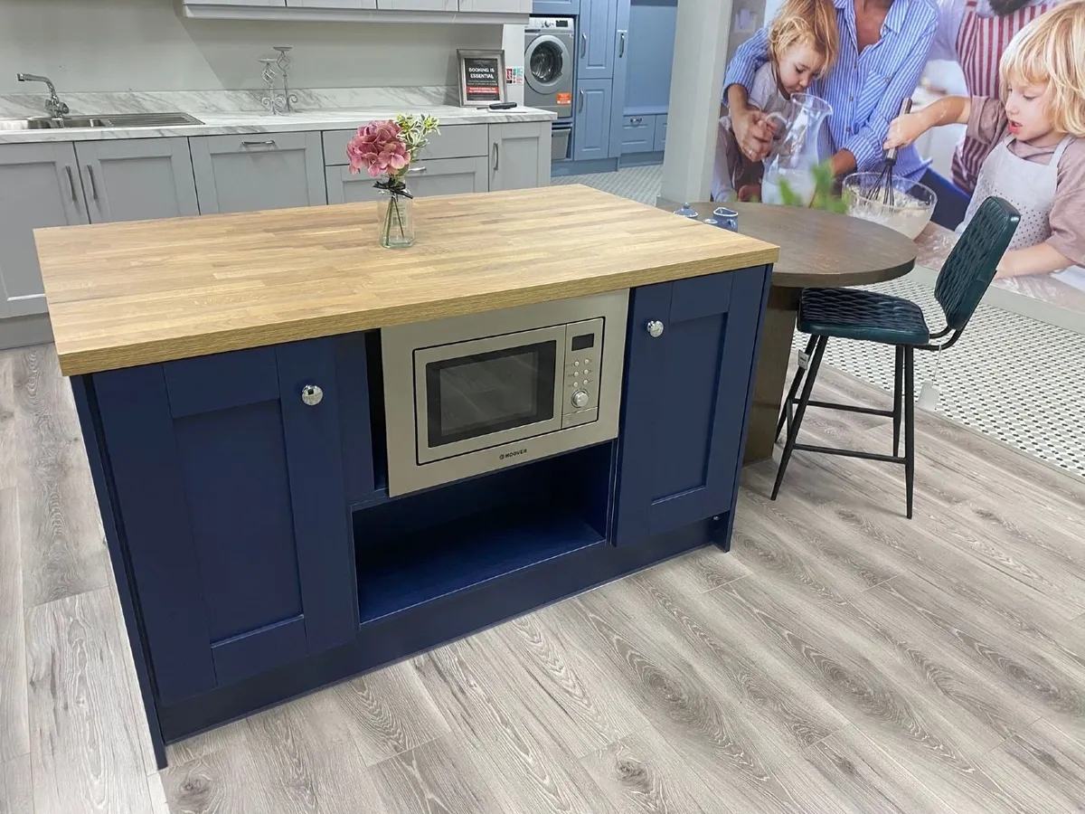 KITCHEN ISLAND - Image 3