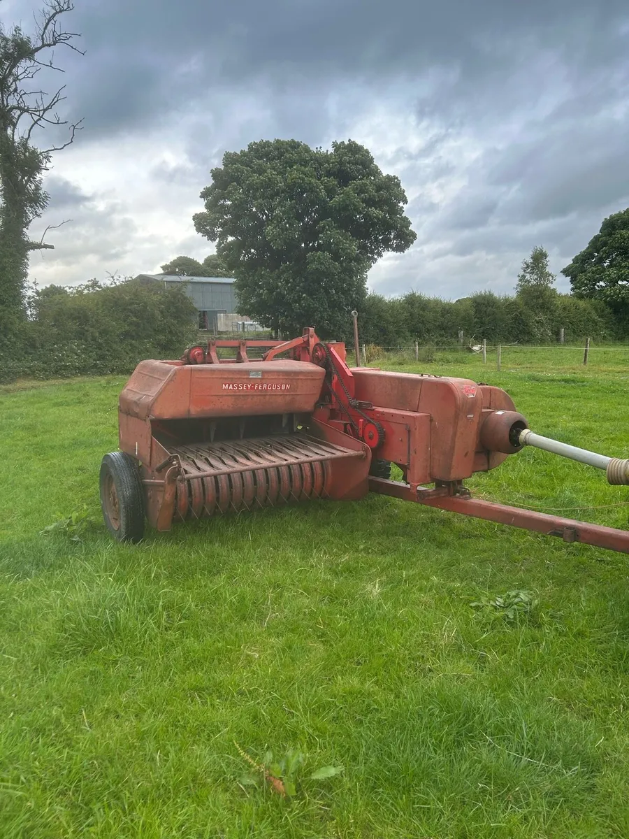 Massey Fergeson Square baler - Image 1