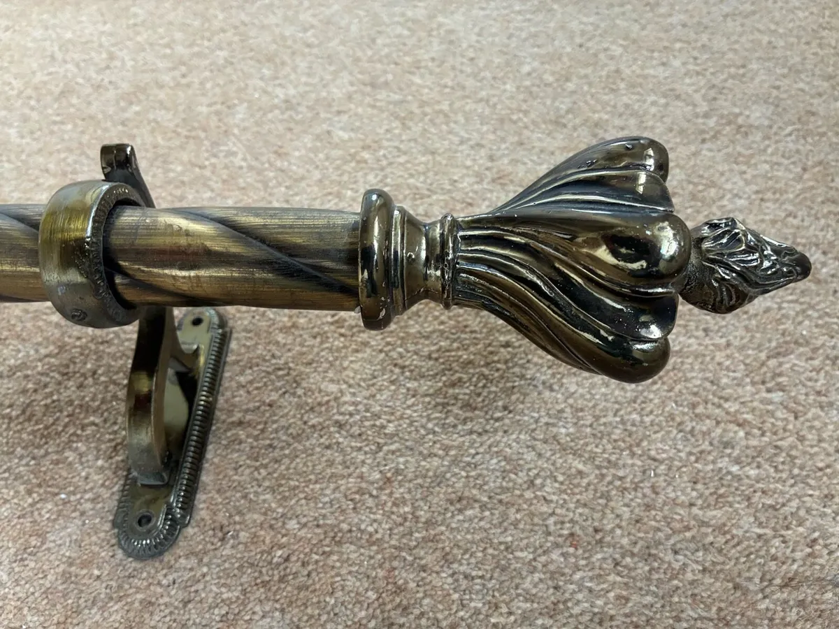 Ornate brass curtain pole - Image 1