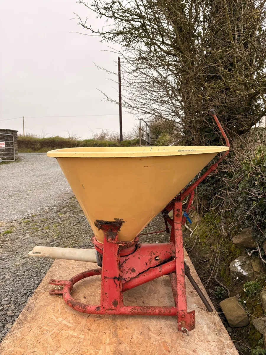 5 bag Vicon Wagtail Spreader - Image 1