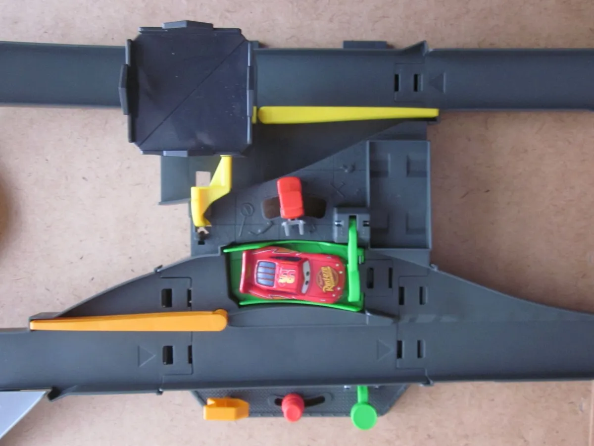 Disney Pixar Cars Piston Cup Action Speedway - Image 3