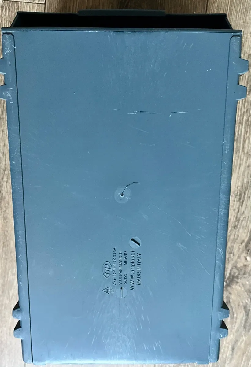 Three hard plastic boxes all together €10 - Image 3