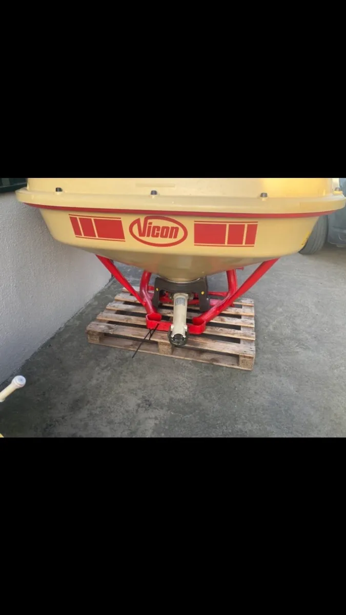 Fertiliser spreader - Image 1