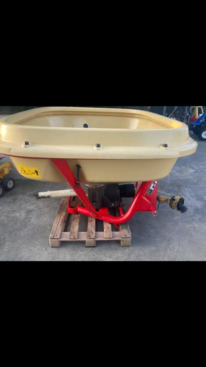 Fertiliser spreader - Image 2