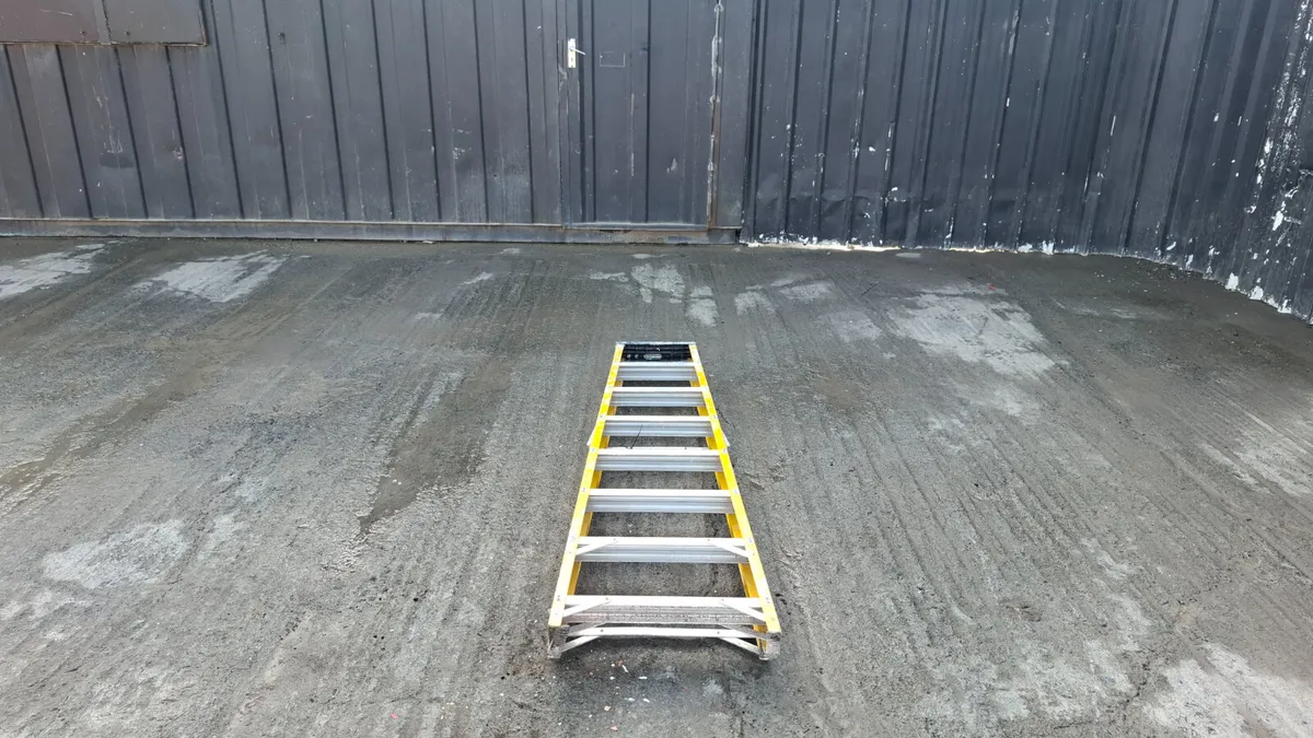 7 Tread Step Ladder - Image 2