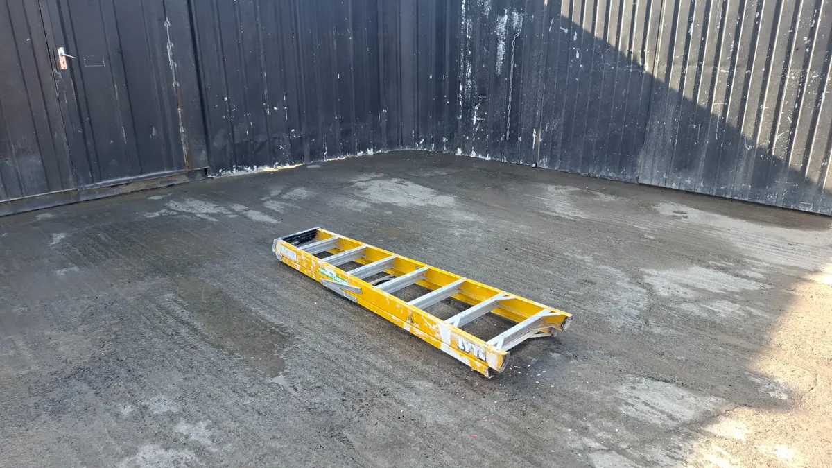 7 Tread Step Ladder - Image 1