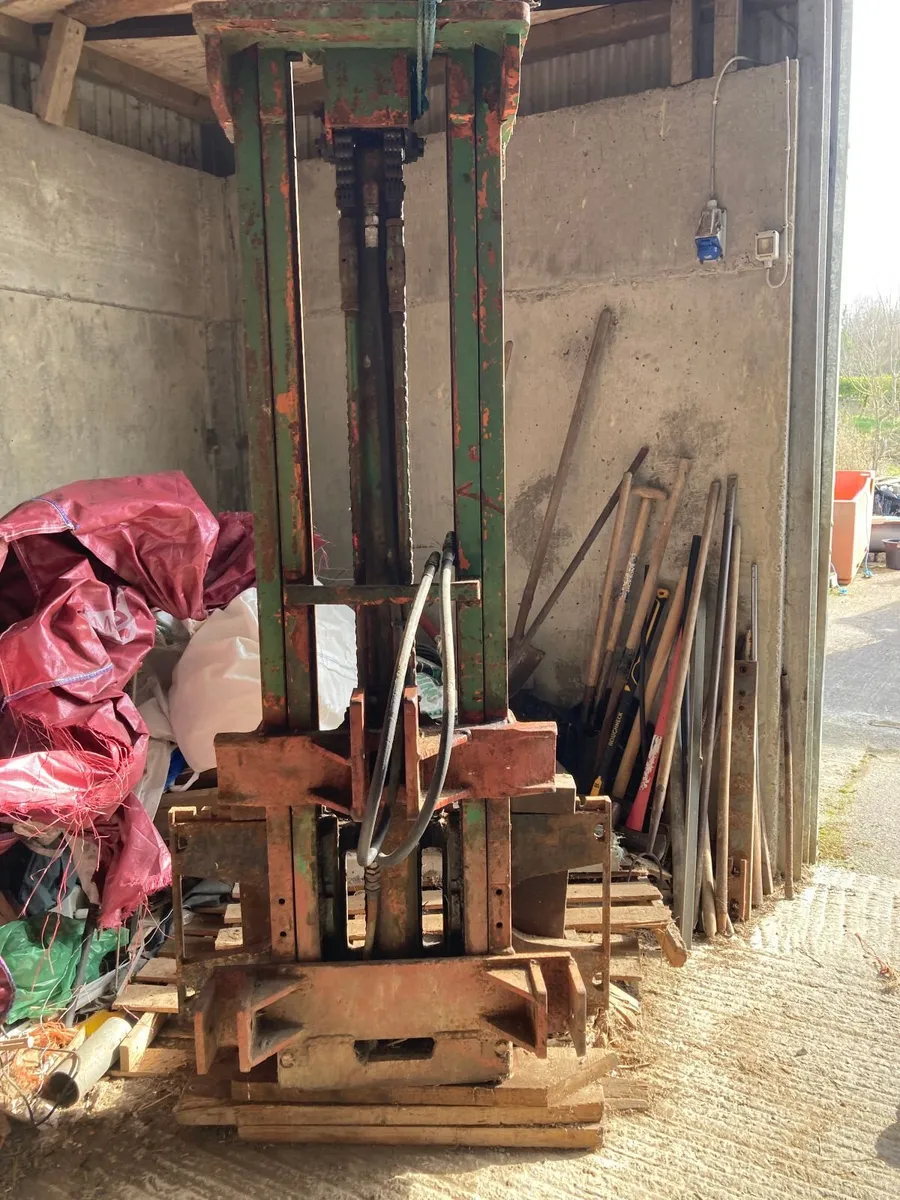 Tractor forklift - Image 1