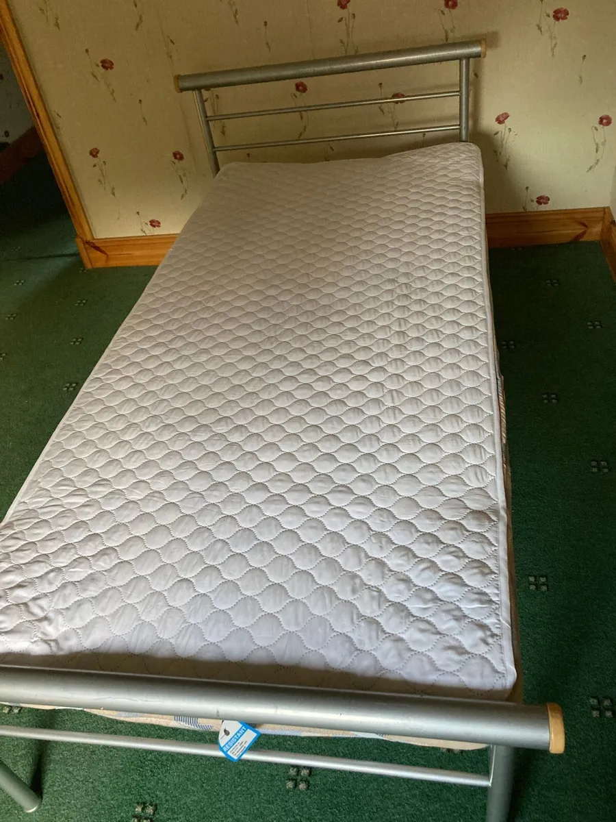 Beds with mattresses included - Image 1