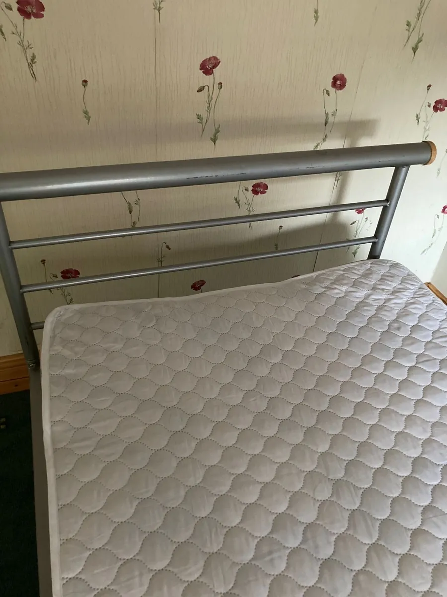 Beds with mattresses included - Image 3