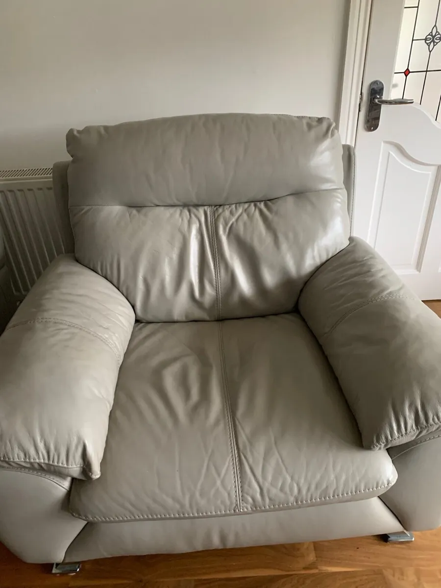 Grey leather suite 3.1.1 - Image 1