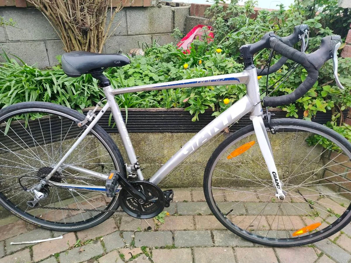 Giant road bike - Image 2