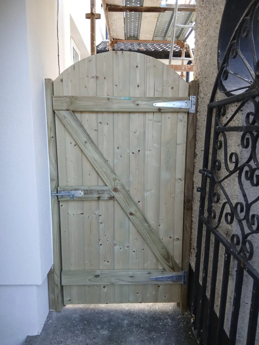 Side gates. - Image 2