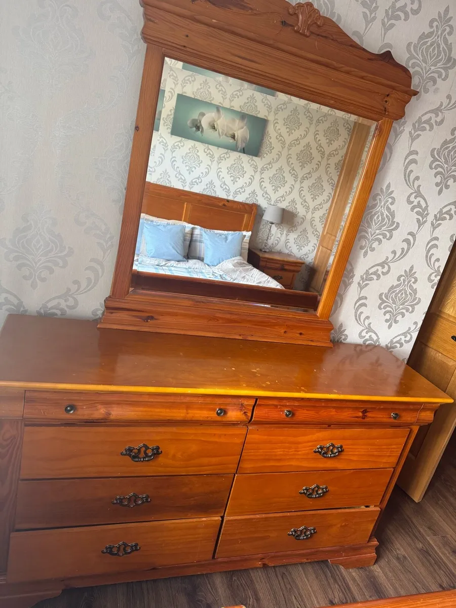 Bedroom set 2 lockers chest of drawers and mirror - Image 1