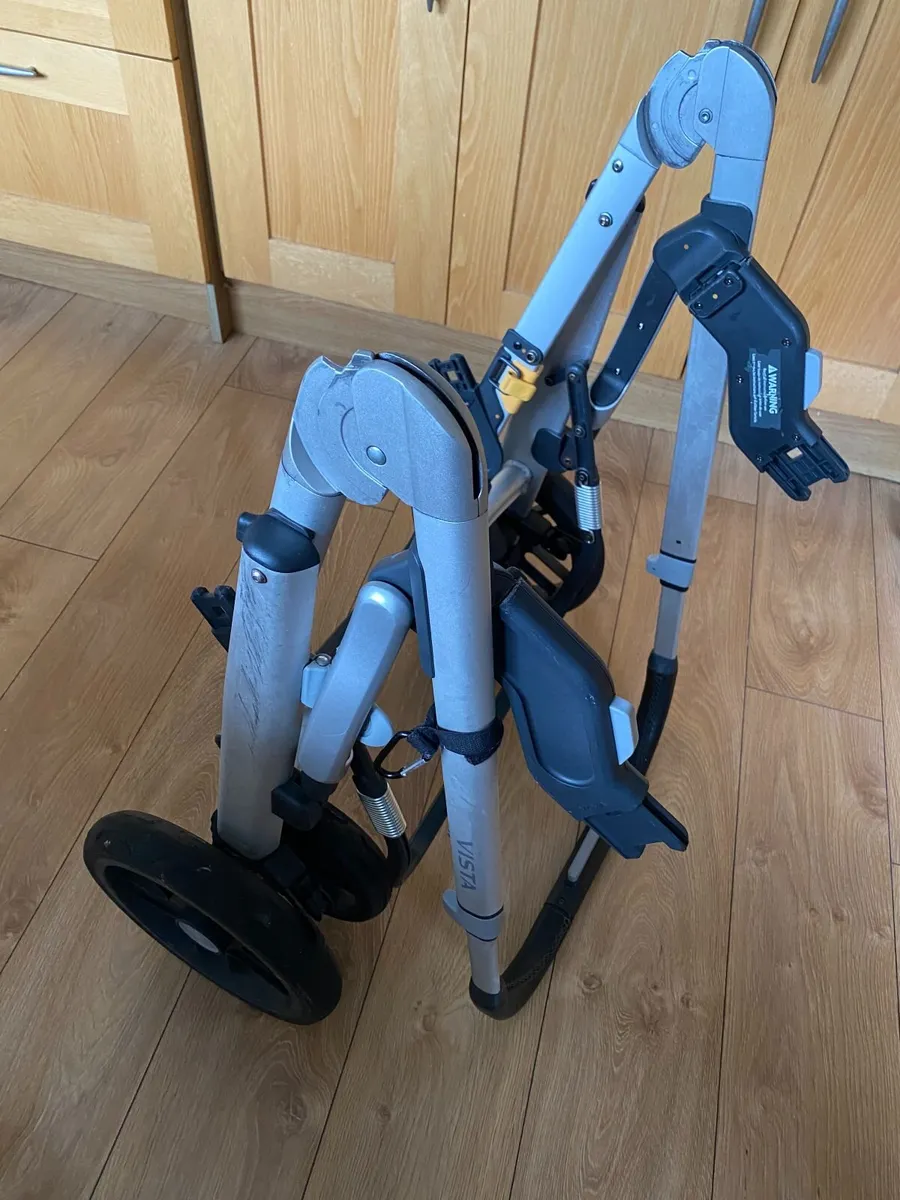 Uppababy Vista V2 Frame & Bassinet - Image 4