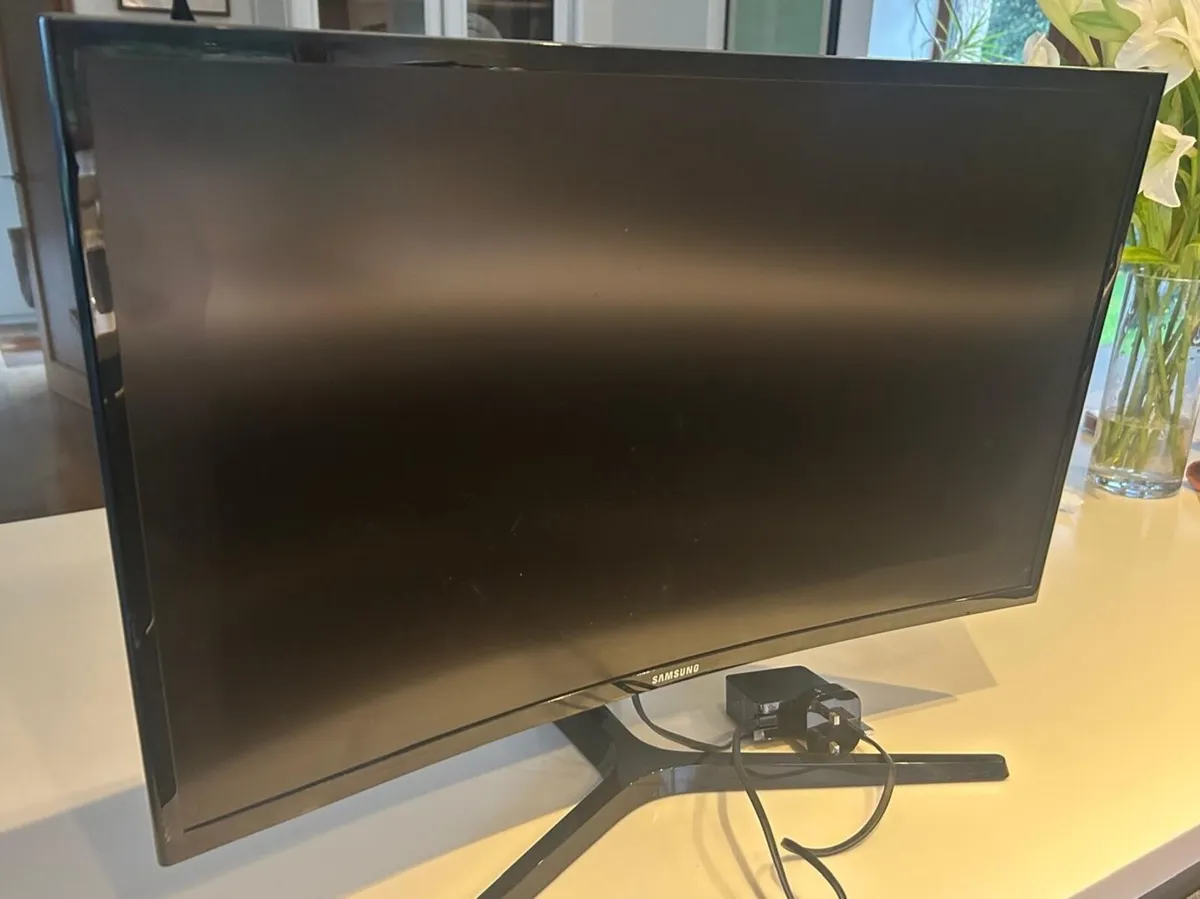 Samsung 27" Curved Screen Monitor - Image 1