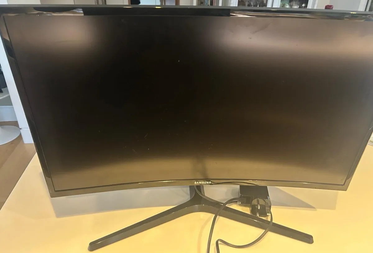 Samsung 27" Curved Screen Monitor - Image 3