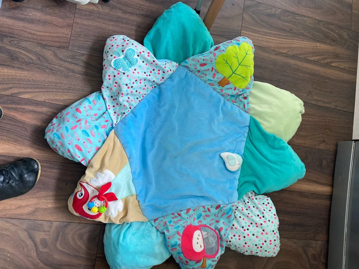 Play mates - Image 1