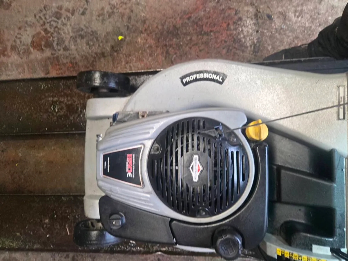 Roller lawnmower for sale - Image 3