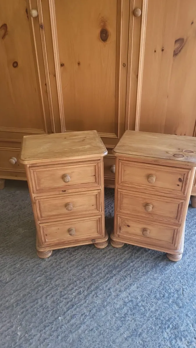 Vintage 3 door pine wardrobe, pair bedside lockers - Image 4