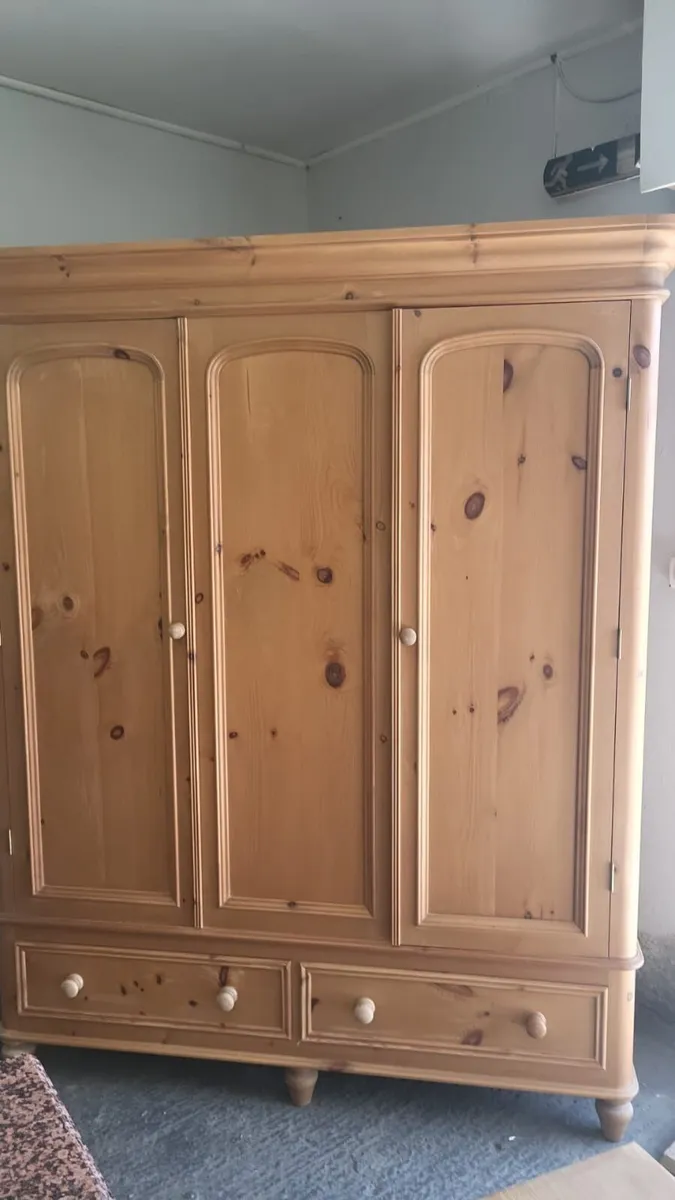 Vintage 3 door pine wardrobe, pair bedside lockers - Image 2
