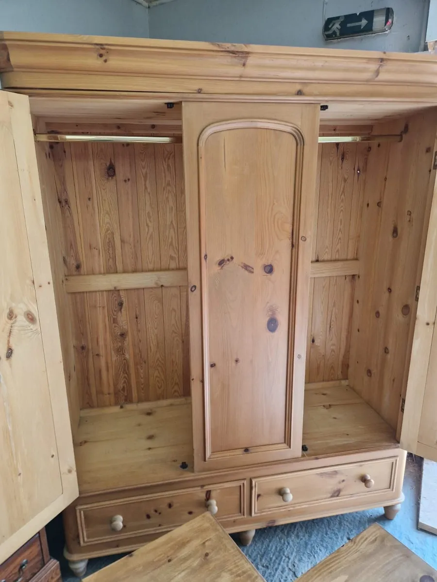 Vintage 3 door pine wardrobe, pair bedside lockers - Image 3