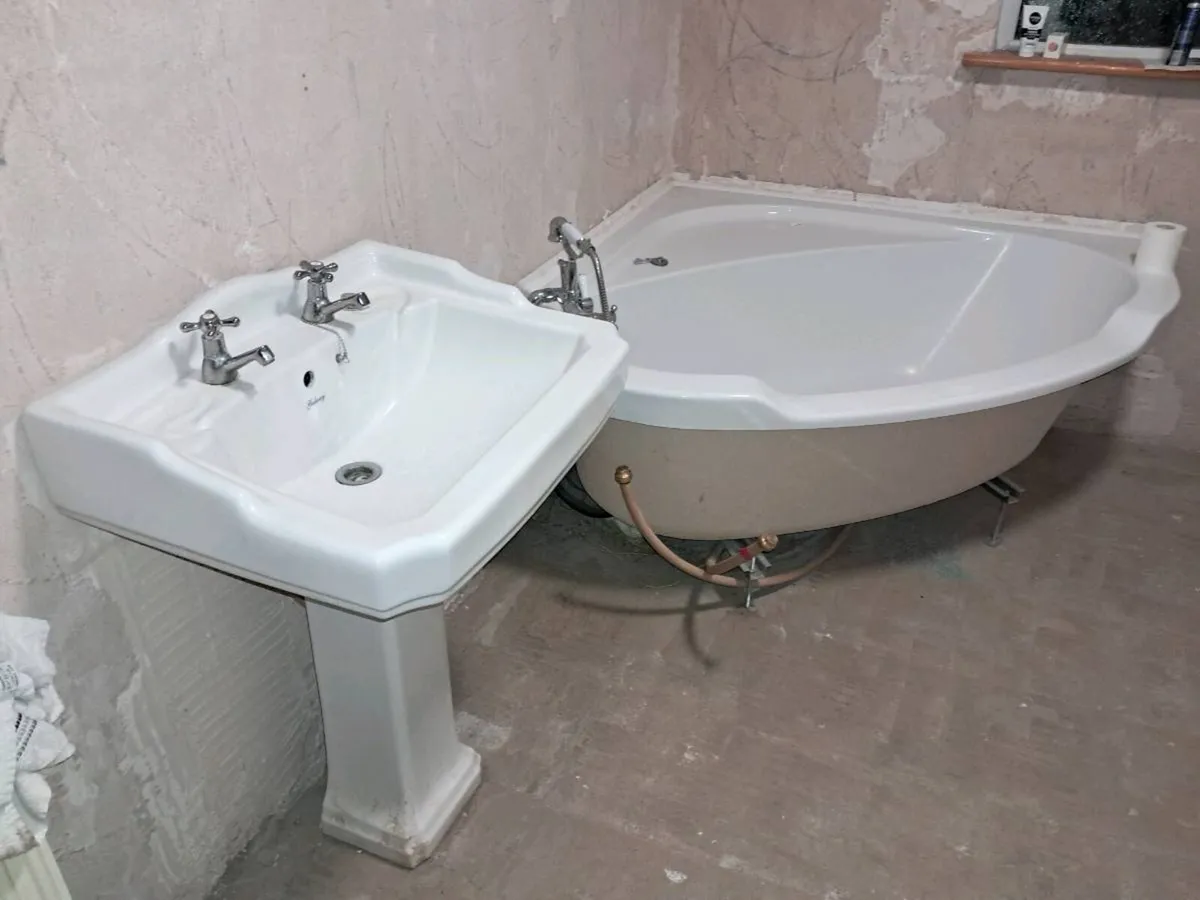 Sink with pedestal  and corner  bath with taps. - Image 1