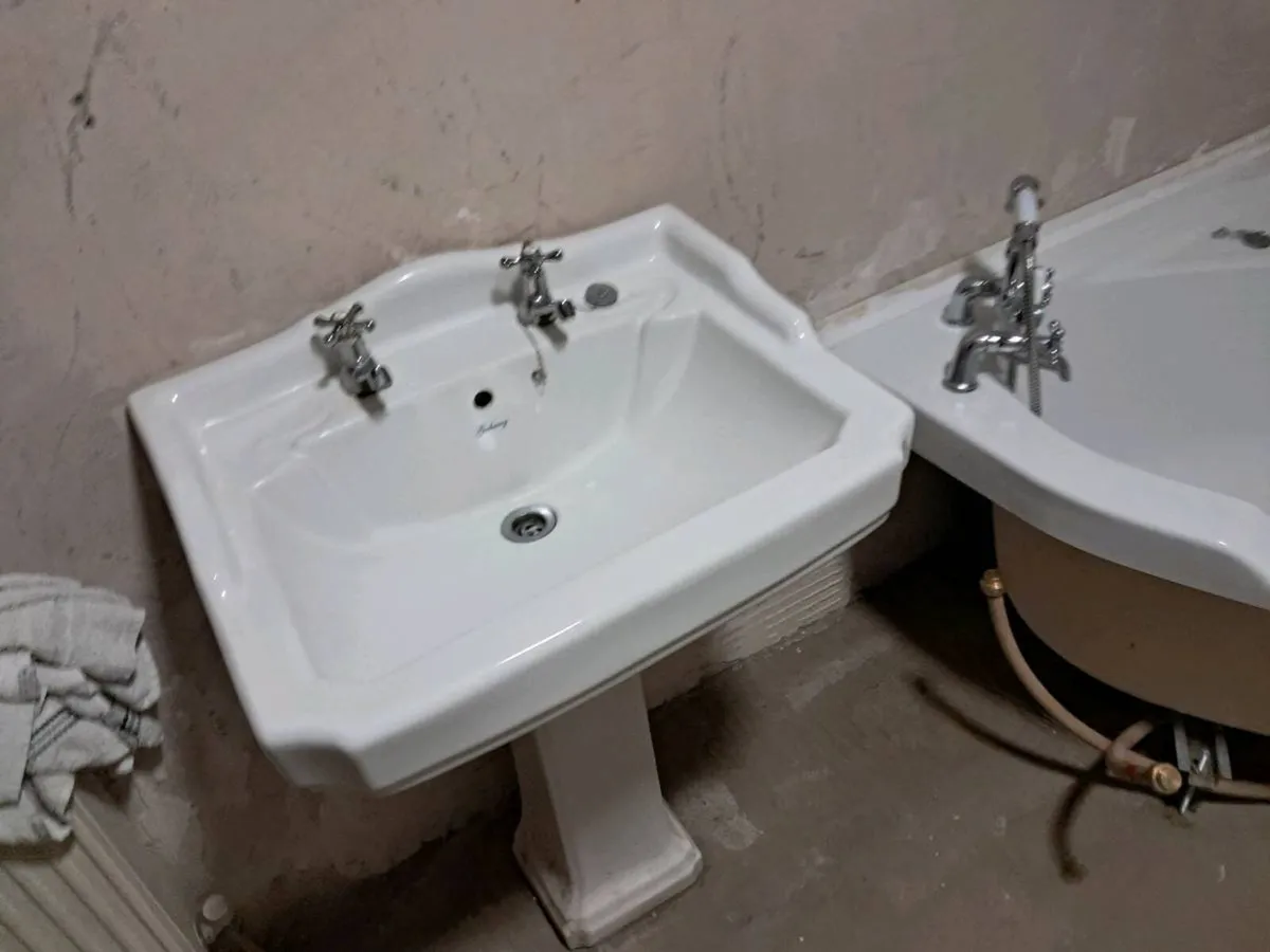Sink with pedestal  and corner  bath with taps. - Image 3