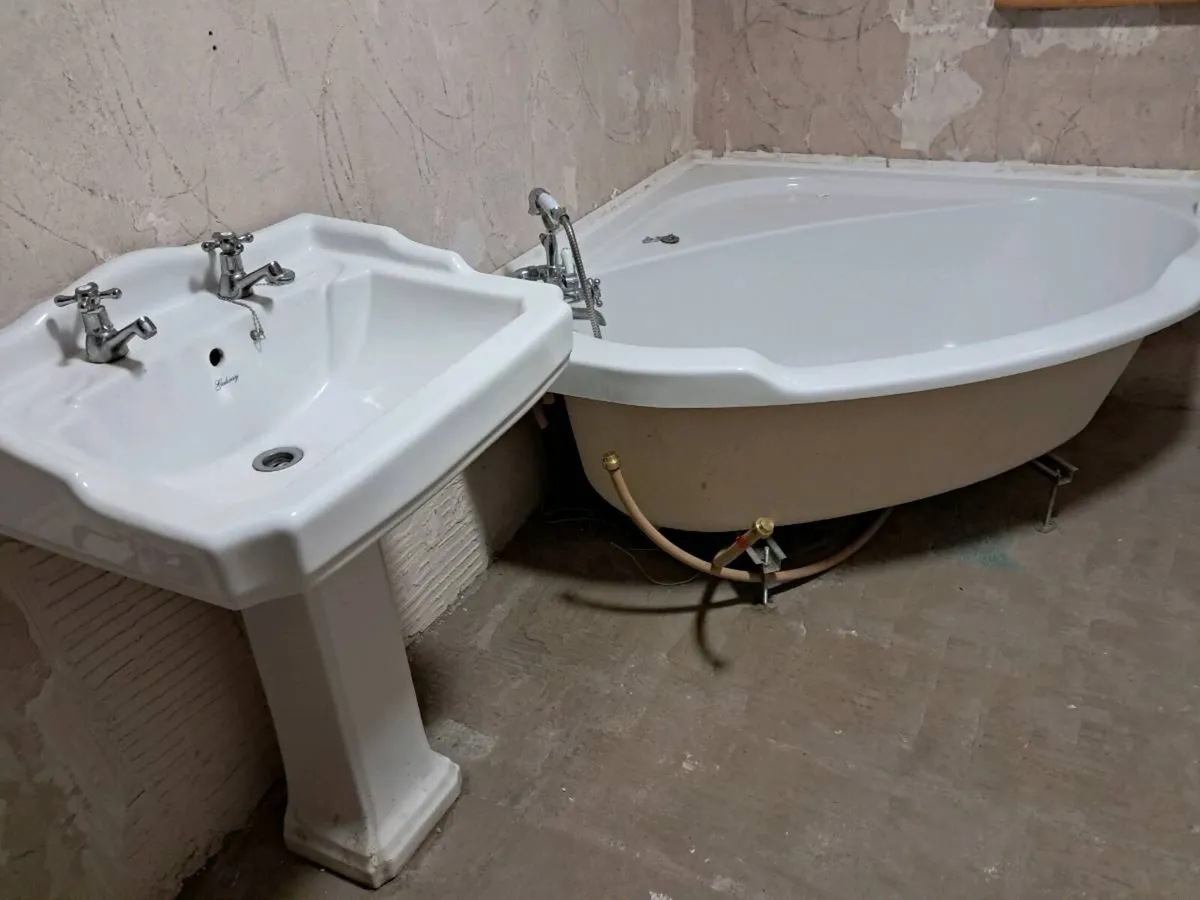 Sink with pedestal  and corner  bath with taps. - Image 4