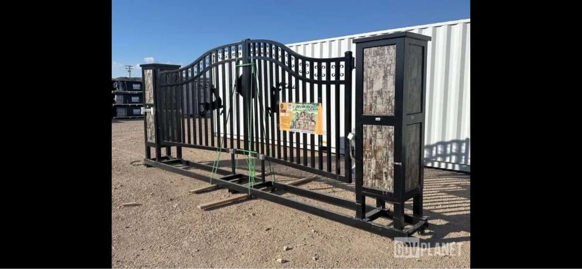 Gate and pillar - Image 2
