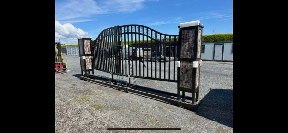 Gate and pillar - Image 3