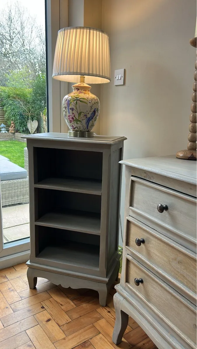 De stressed French Style Bookcases - Image 3