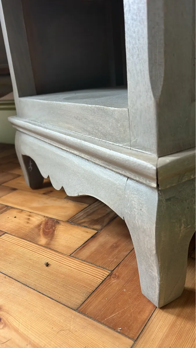 De stressed French Style Bookcases - Image 4