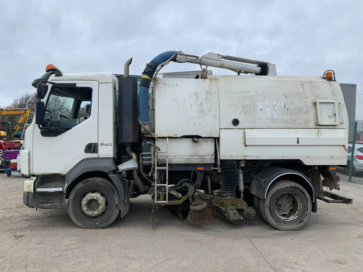 UNRESERVED 2009 VOLVO FL240 JOHNSON SWEEPER - Image 2
