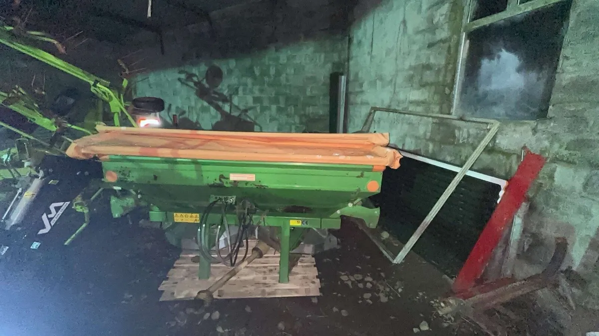 Amazone 1001 fertiliser spreader - Image 1